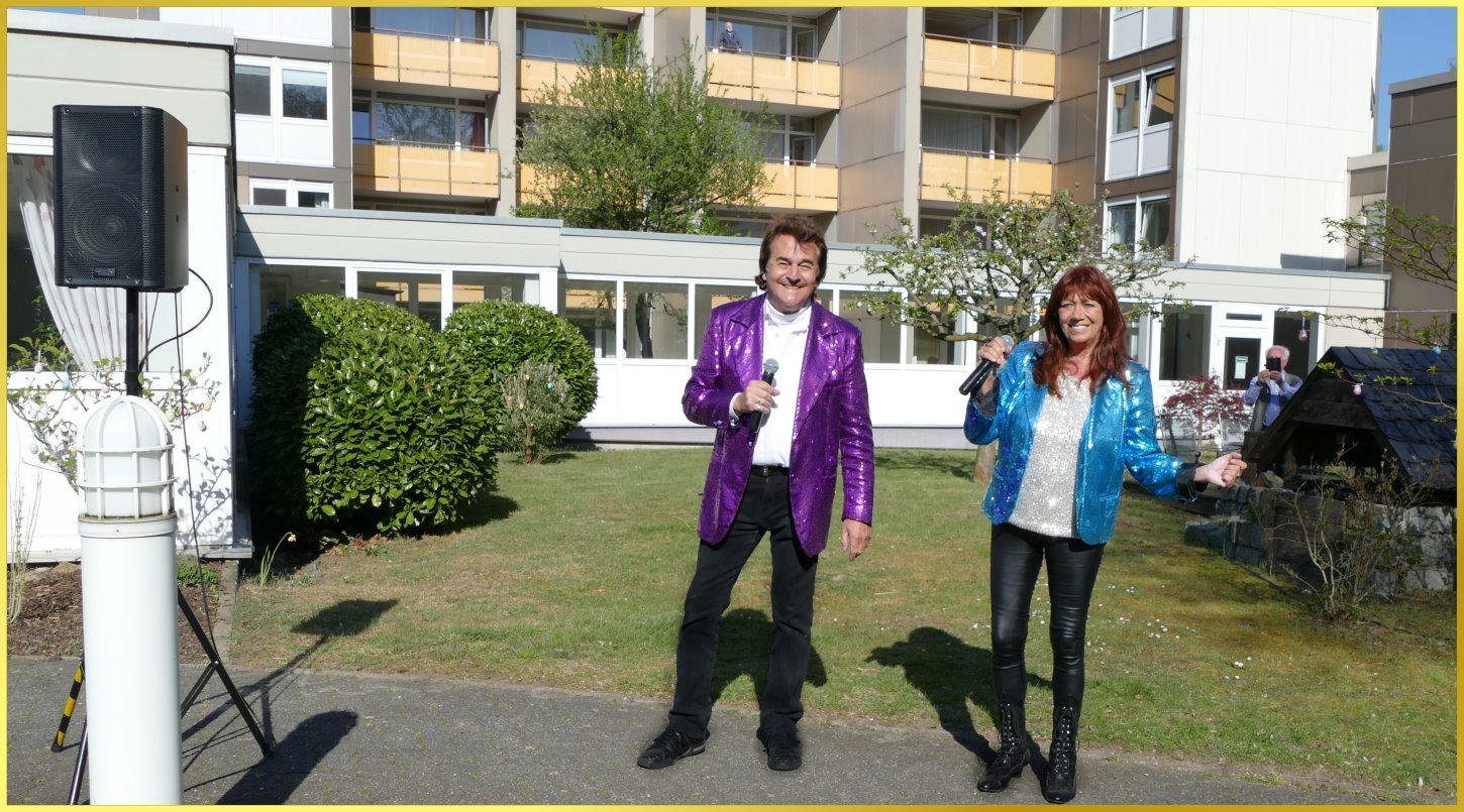 Schatzi und die Schlagerpiratin singen im Garten bei sonnigem Wetter.